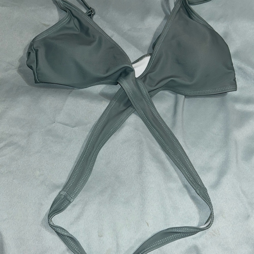 Cute bikini top! The strap is supposed to go on your stomach.